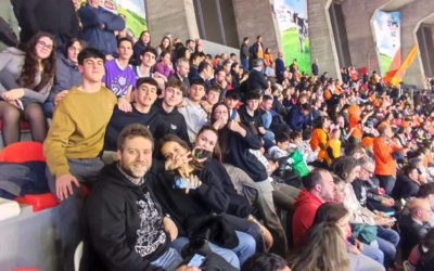 Nuestro equipo de la Copa Colegial apoyando al Básquet Coruña ante el Estudiantes