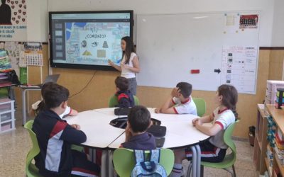 Visita de la exalumna María Rey y Andrea Teira a 3º EP para explicar las Relaciones Internacionales