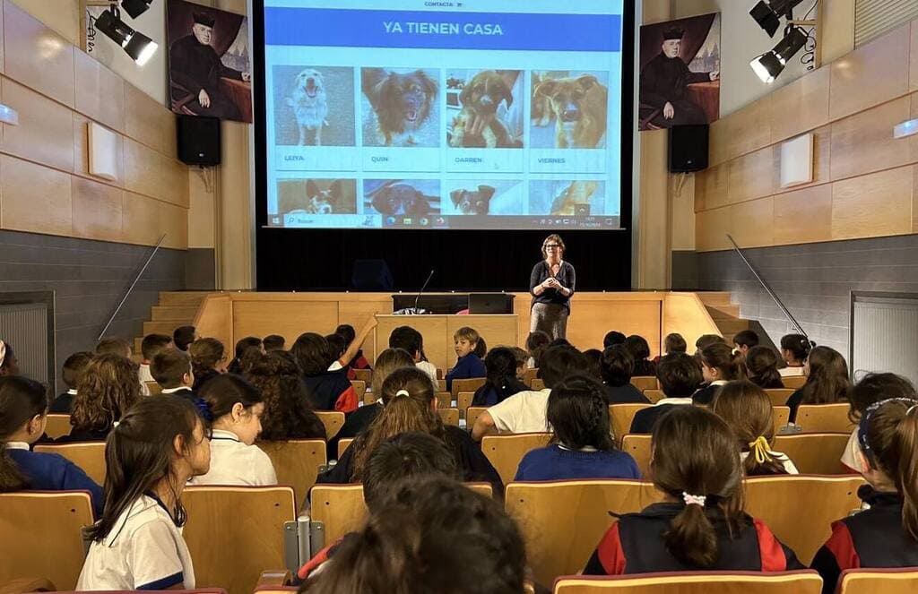 Charla con la protectora APADAN dentro del proyecto GOACAN de 3º de Primaria