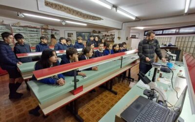 Visita ao laboratorio do alumnado de 6º de Primaria co profesor de Bioloxía Álex de Secundaria