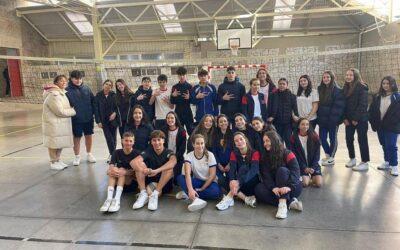 Clases de Vóley en Educación Física dentro de las actividades de Deportes de equipo
