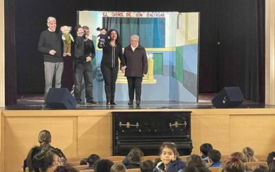 Infantil y Primaria disfrutando en el guiñol de la historia de Don Baltasar
