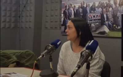 Nuestra profesora Paloma López en Voces de A Coruña explicando el Mercadillo Solidario por la DANA