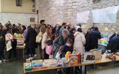 ¡Gran éxito en el primer día del mercadillo solidario! Os esperamos también este viernes y sábado