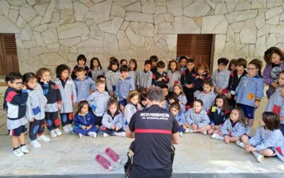 Visita de los bomberos en 5 años de infantil en el inicio del «proyecto del 112»
