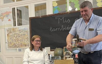 Visita de abuelos de 1º de Primaria contando historias de su niñez dentro del proyecto