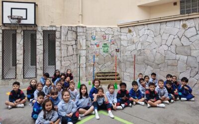 Sembrando y cuidando nuestros cultivos del proyecto «Del huerto a la mesa» en 4 años de Educación Infantil