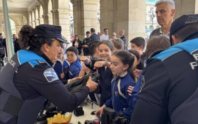 Visita a la celebración del Día de la Policía Local en María Pita del alumnado de 5º y 6º de Primaria