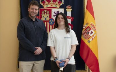 Entrega de premio a Jennifer Fraga de 1º de Bachillerato por su «Carta a un militar español»