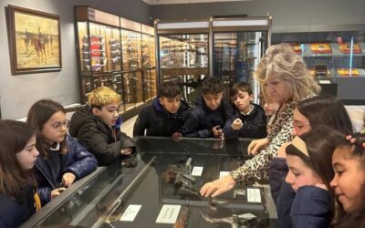 Lección de historia de A Coruña a los alumnos de 5º de Primaria en el Museo Histórico Militar