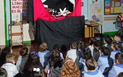 Representación de teatro de títeres del alumnado de Ciclo Superior para 6º de ifantil