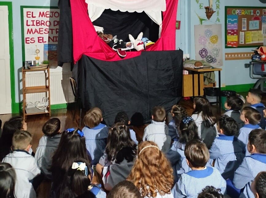 Representación de teatro de títeres del alumnado de Ciclo Superior para 6º de ifantil
