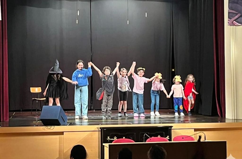 Representación de los alumnos de la actividad extraescolar de Teatro