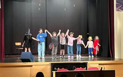 Representación de los alumnos de la actividad extraescolar de Teatro