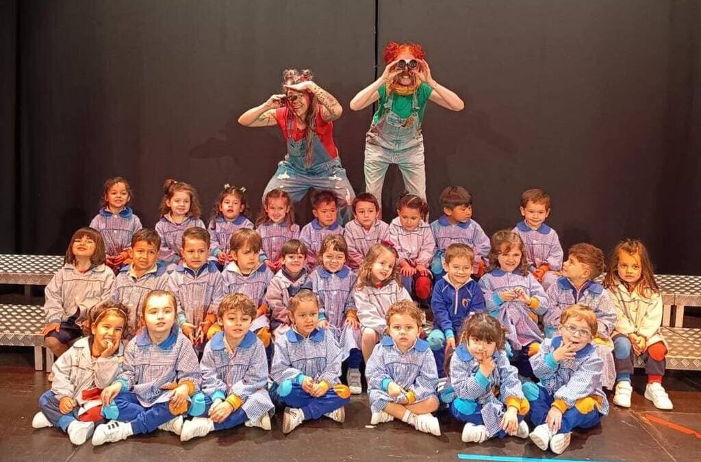 Divertido contacontos ao alumnado de Infantil e 1º e 2º de Primaria da man Trécola Teatro