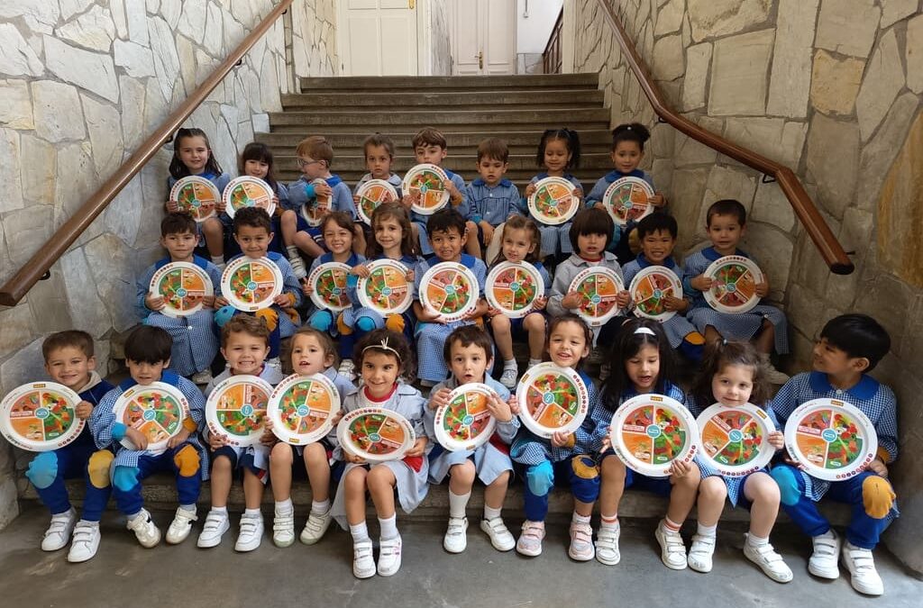 Día especial para los peques de 3º años: ¡regalo del proyecto «Alimentes» y visita de «Pepito» el corderito de nuestro capellán!