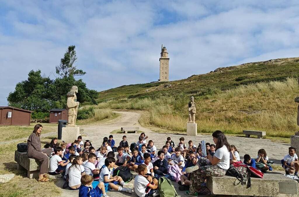 Clase al aire libre junto a la Torre de Hércules del alumnado de 2º de Primaria