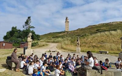 Clase al aire libre junto a la Torre de Hércules del alumnado de 2º de Primaria