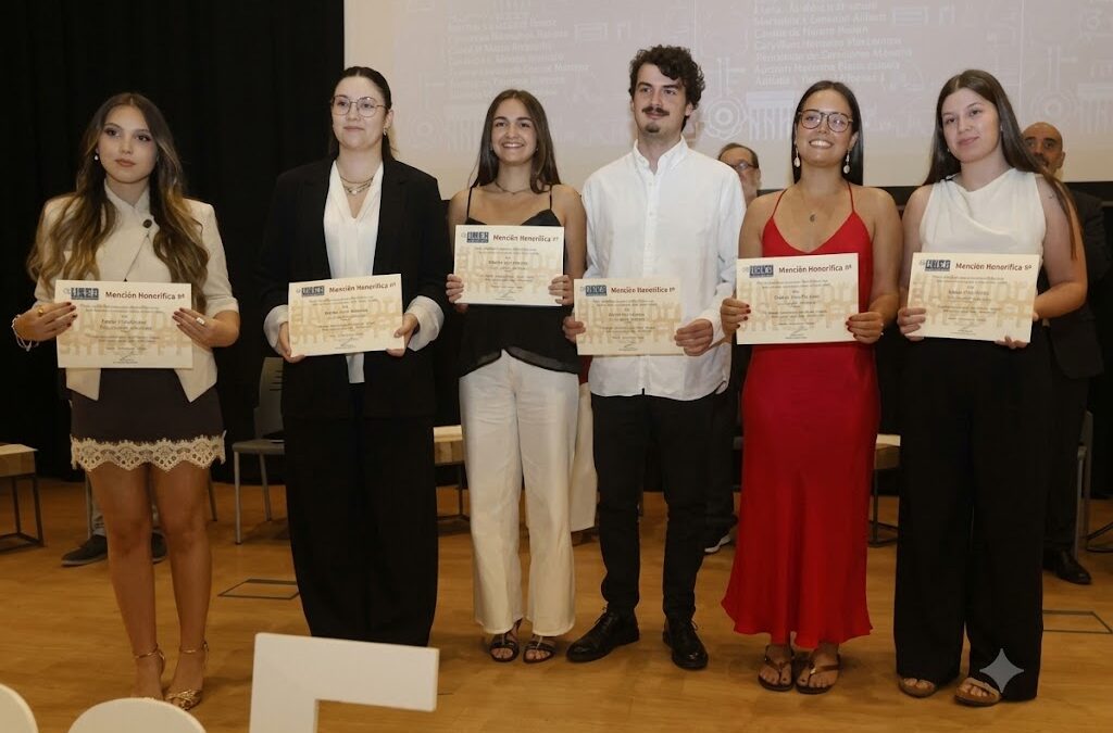 Reconocimiento a nuestra alumna de FP Paula Cao por uno de los mejores expedientes académicos de Galicia