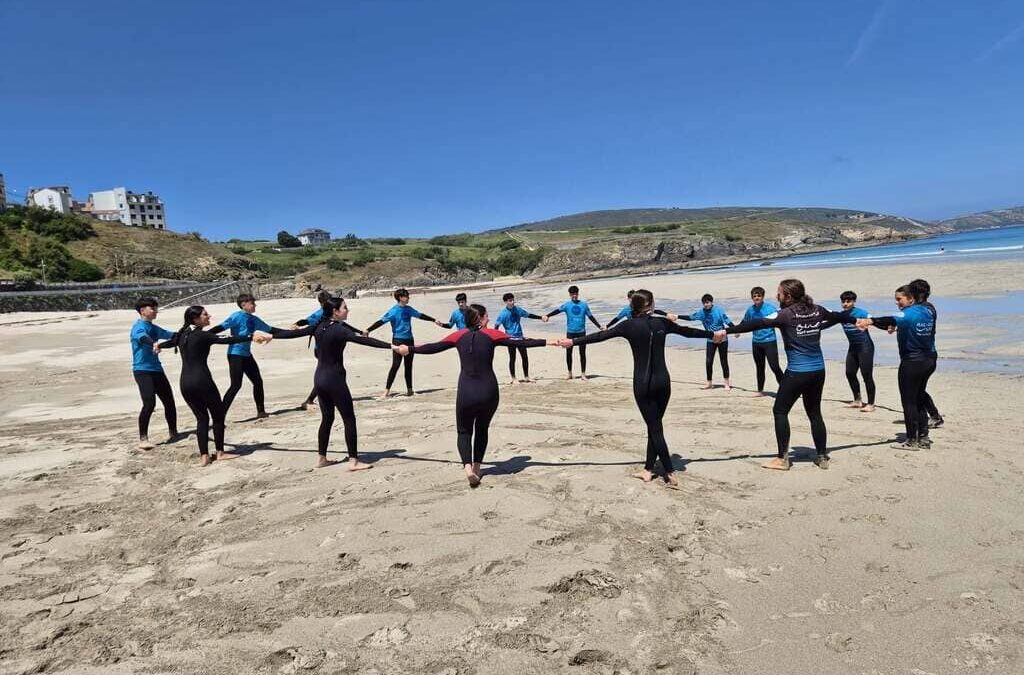Convivencia de Fin de Curso de alumnos y tutores de 4º de la ESO en Malpica disfrutando de playa y surf