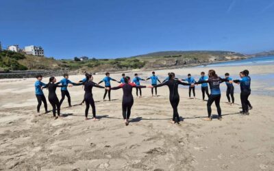 Convivencia de Fin de Curso de alumnos y tutores de 4º de la ESO en Malpica disfrutando de playa y surf
