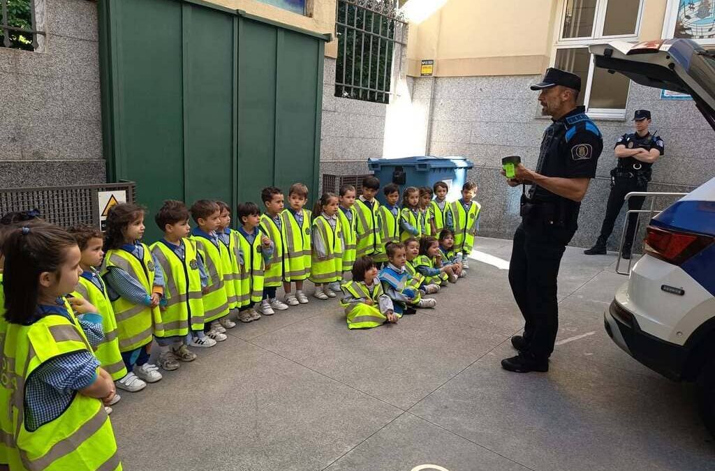 Visita especial de la Policía Local de A Coruña a los niños y niñas de 3 años