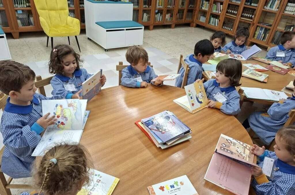 Comienzan las visitas a nuestra Biblioteca de los peques del colegio para descubrir la magia de los libros