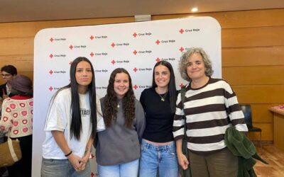 Acto polo Día das Persoas Maiores da Cruz Vermella no paraninfo da UDC no que participaron alumnas de Bacharelato